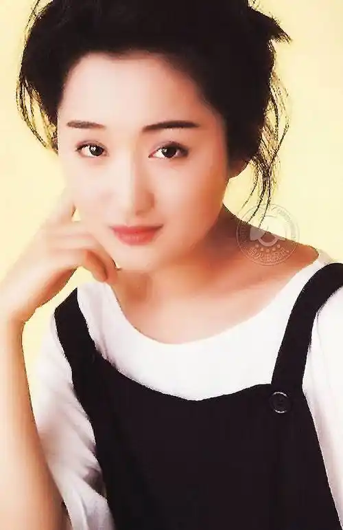杨钰莹少女时期一组青涩旧照长得好清纯穿背带裙的样子真好看