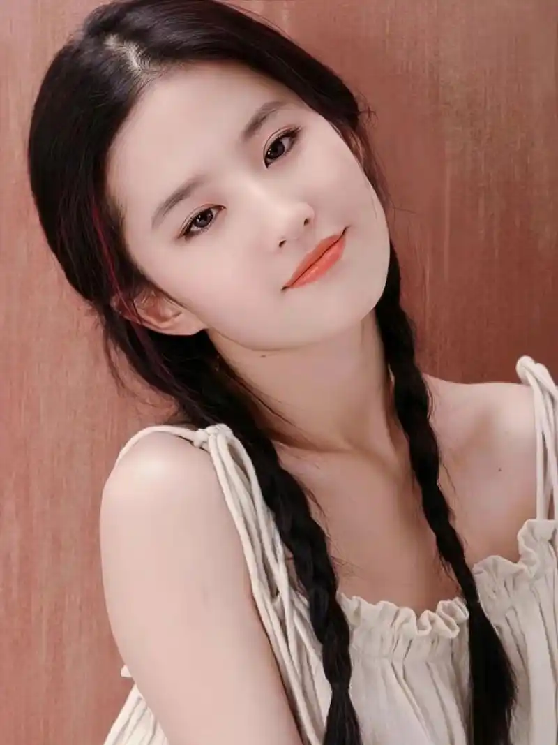 现在的她是那种成熟端庄大气的美,但是刘亦菲年轻的时候那才叫惊艳