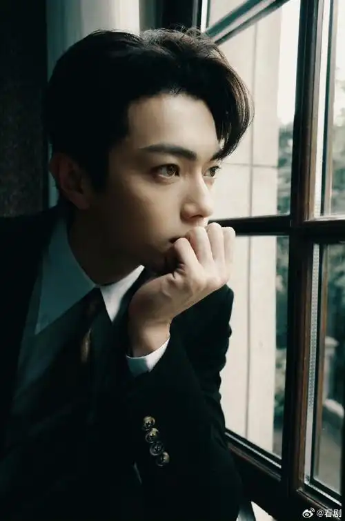 许凯复古胶片风西装大片##许凯黑西装复古大片