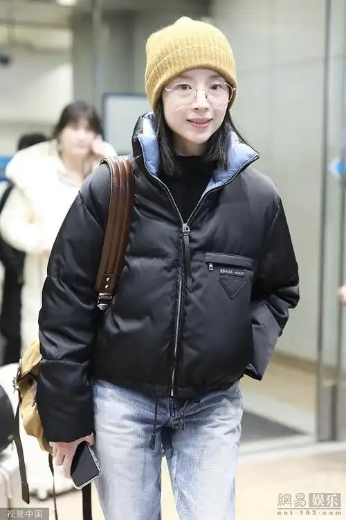 董洁素颜搭飞机戴白框眼镜少女感十足