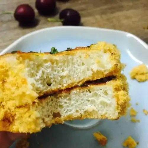 培根肉松面包,一口一口满满的肉松,培根香,好吃的不得了