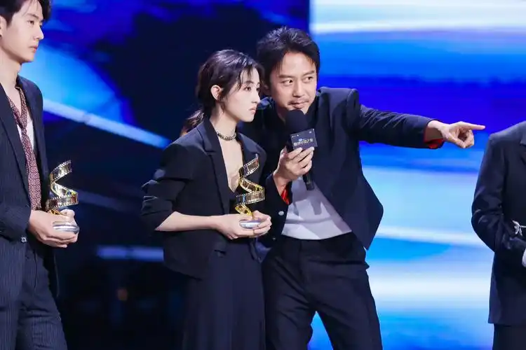 年度关注演员王一博,张子枫,年度关注导演大鹏,王宝强_高清图集_新浪