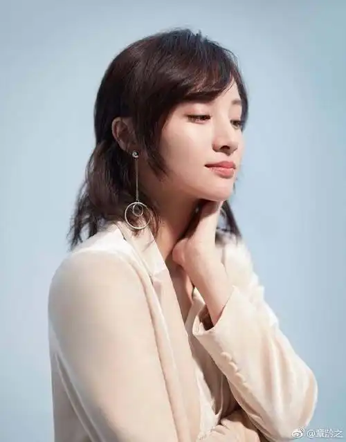 章龄之晒干练写真,调侃自己却老是装可爱