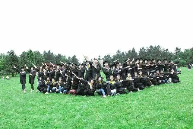 20人集体合照姿势摆法