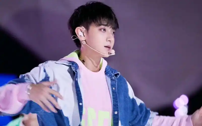 黄子韬流苏毛衣搭牛仔外套这造型太可爱了软萌