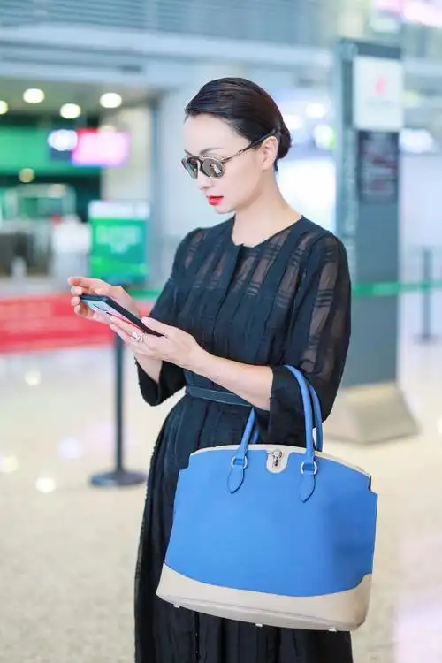 陶虹美得真高调啊穿连衣长裙搭高跟鞋走机场涂上红唇韵味犹存