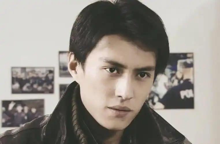 靳东父亲则觉得自己,为了赚钱养家无所不用其极,妻子也太过"挑事"了.