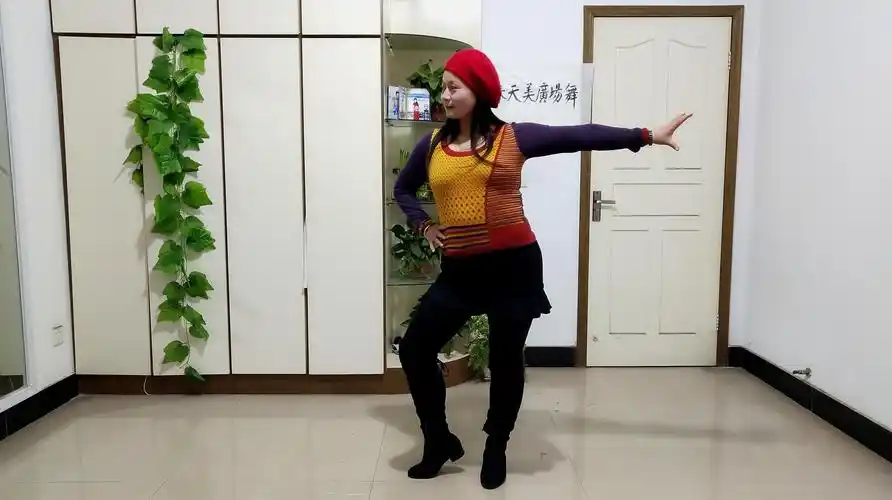 春天美广场舞《昨夜的雨今夜的你》