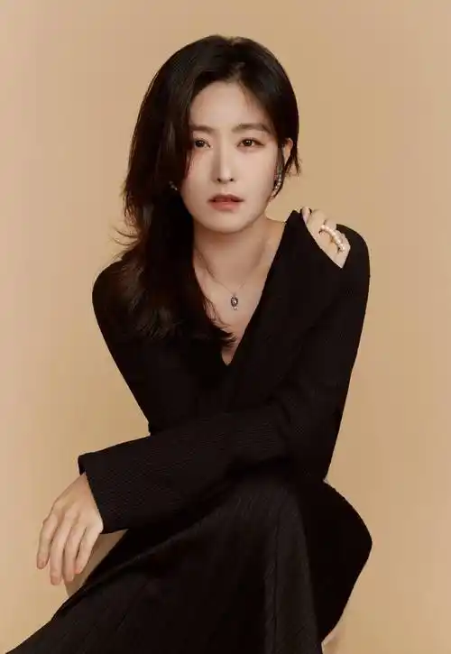 徐百卉气质太高级,穿黑色针织衫配拼接百褶裙,37岁美得好优雅_当徐