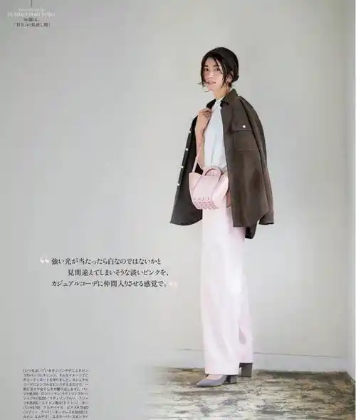 下身搭配一条粉色牛仔裤和紫色高跟鞋,让甜美可爱的小手捏起来,大方