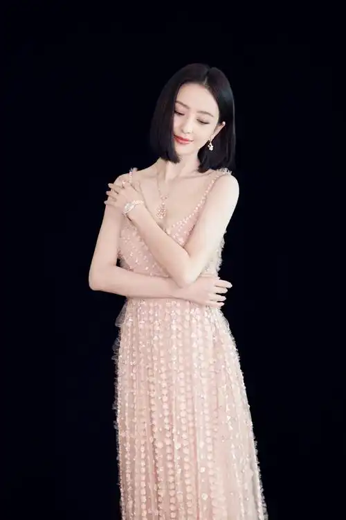 简介:佟丽娅裸色长裙清新淡雅写真图片,分享一组佟丽娅图片给大家,图