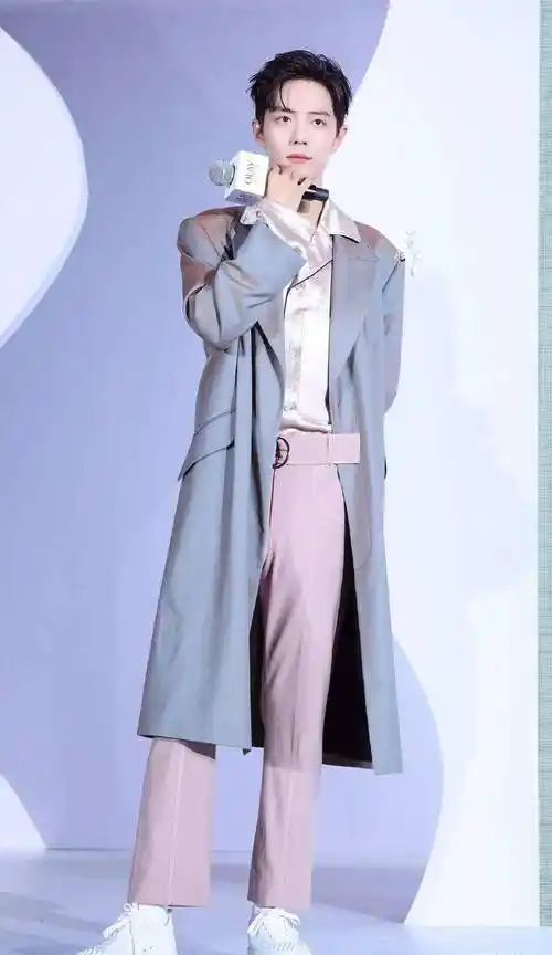 原创肖战爆红之后的营业微笑网友太假粉丝不想笑就别笑了