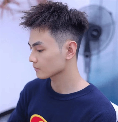 前刺发型钢夹烫 ,清爽干净,帅气阳光.