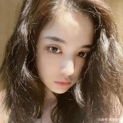 古力娜扎推荐的熬夜精华上热搜,好用?看她卸妆后的素颜感受下