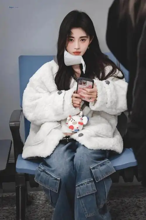 鞠婧祎最新街拍,橘色外套很亮眼,小个子照着穿时髦显高!