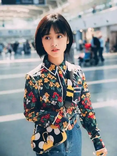 杉菜沈月这个笑起来像高中隔壁班的乖巧女学生大家觉得怎么样