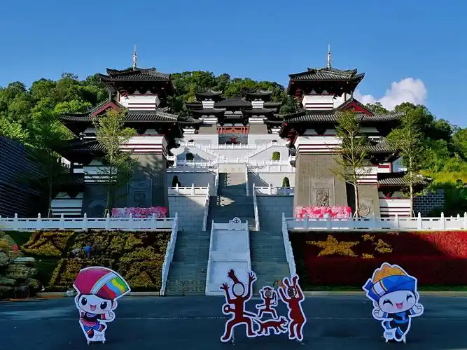 温泉休闲的"花山温泉国际酒店",和展现广西古代文化建筑景观的"骆越王