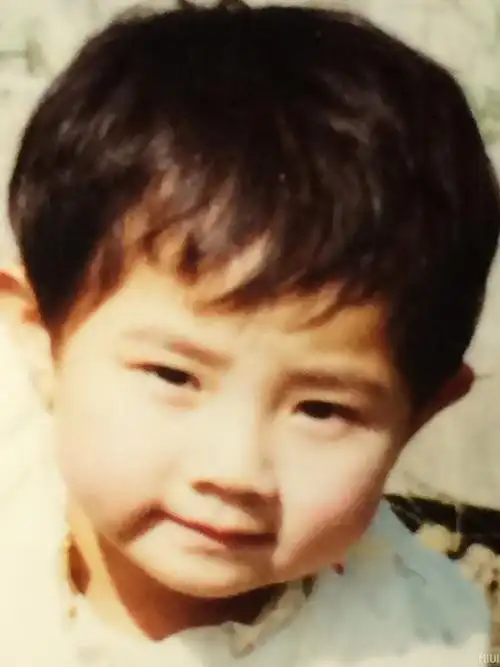 发两张自己小时候的照片!