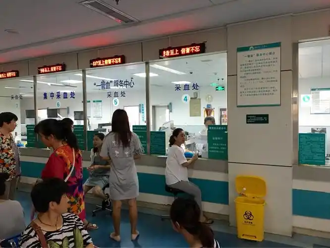 潍坊市人民医院检验科:践行"两学一做",服务来诊患者.