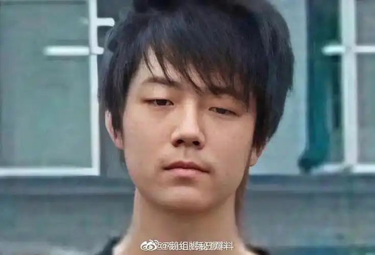 肖战早期照片和王一博早期照片对比,谁的变化大