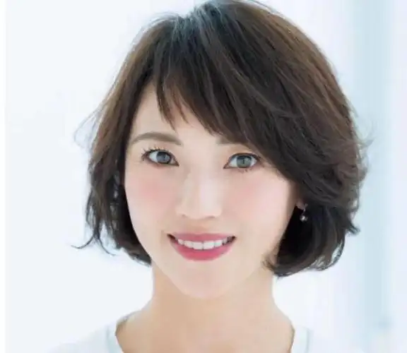 50岁女人的头发宜短不宜长不信看这4款短发烫洋气又减龄