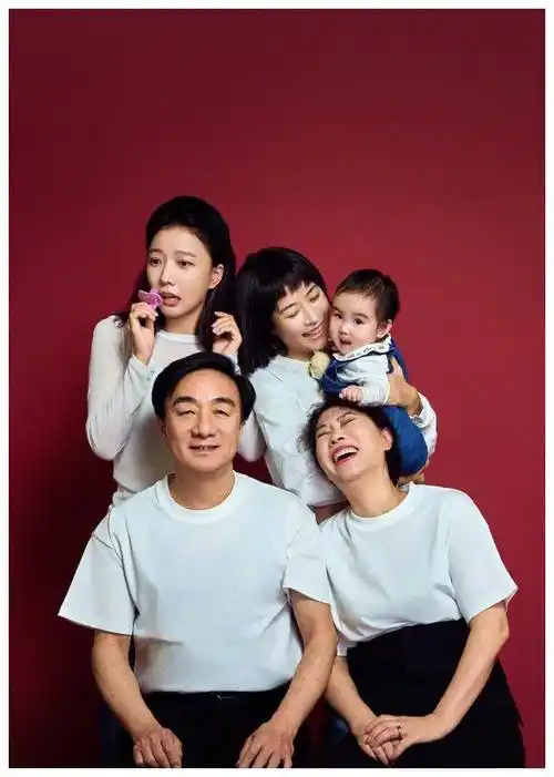 王珞丹全家福抢镜,元宵节难得公开亮相,七口同框幸福团聚.