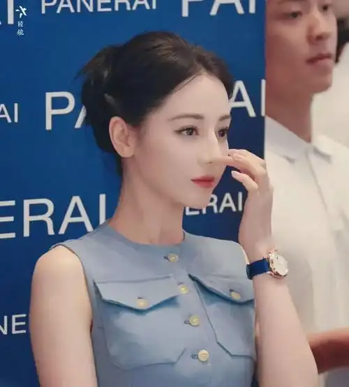 8月23日,迪丽热巴出席线下活动的造型,引发热议!