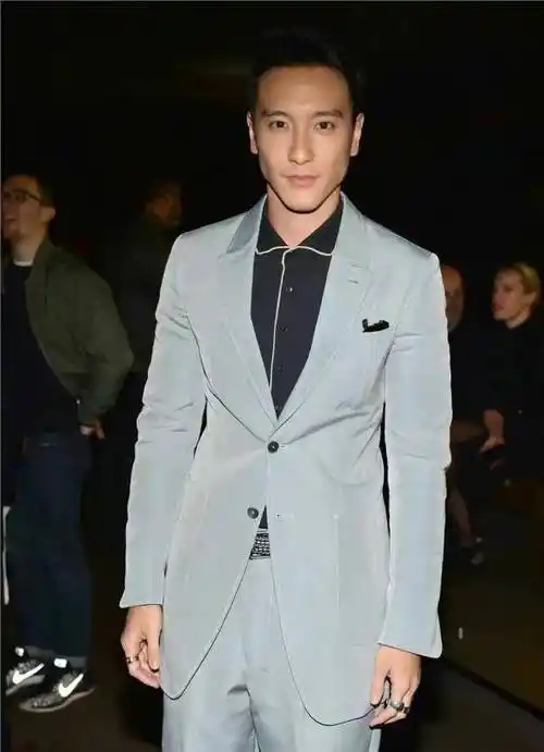 胡兵王阳明同台合影,51岁状态不减当年,不愧是超模界的常青树_亚洲