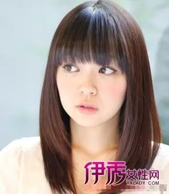 新长发直发发型优雅的长发美女