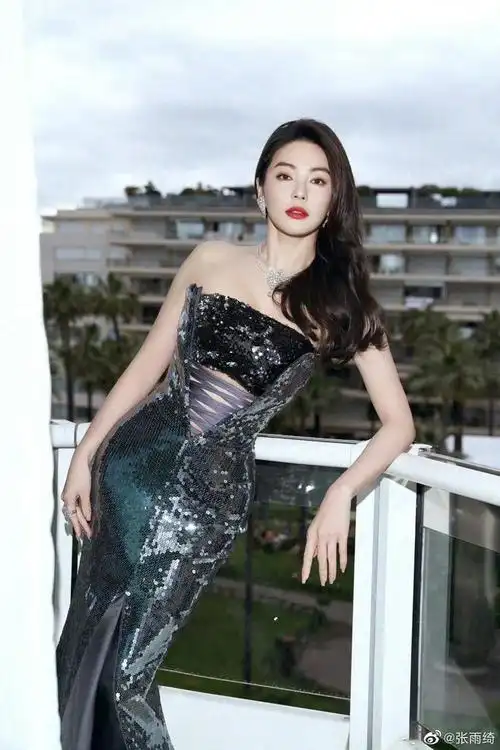 张雨绮浦东机场出发一身高定直达米兰时装周生图美过精修
