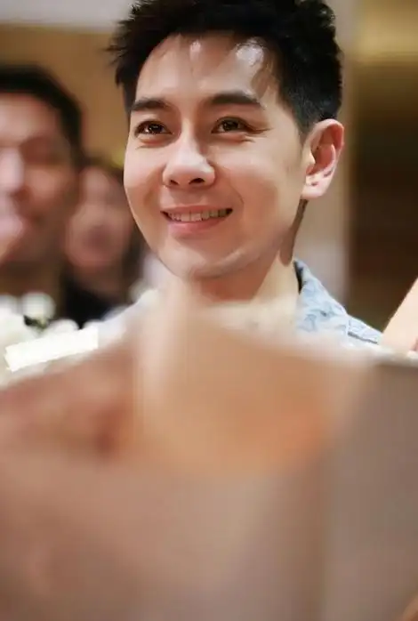 林志颖脚踩白色运动鞋,身材显得很苗条,他留着酷酷的短发,感觉越来越