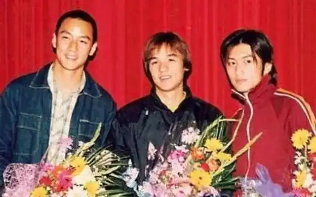 谢霆锋晒与吴彦祖合照20年完全没变网友男神都不会变老的吗