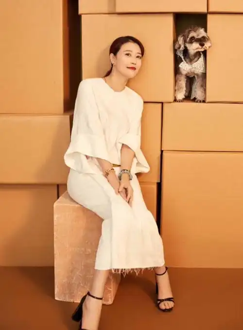 周海媚穿衣真胆大,身穿一袭深v羽毛露背连衣裙,提升气场又高级