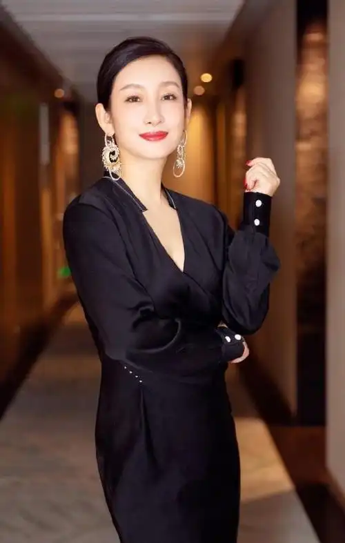 [美女明星]成熟美女明星秦海璐优雅写真照片-小虾米