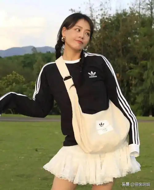 马思纯重庆拍戏之余闲逛西南大学,状态回春好漂亮,笑容灿烂治愈