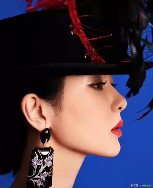 杨紫登上费加罗杂志封面精灵羽毛造型演绎不一样的自己