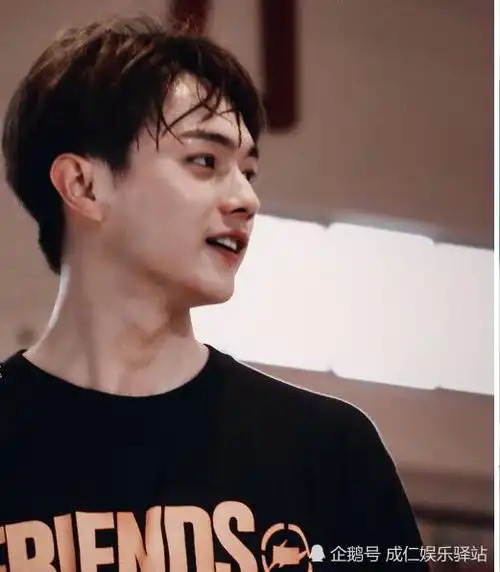 许凯高中时期照片被扒出难怪当了6年校草网友确实太帅了