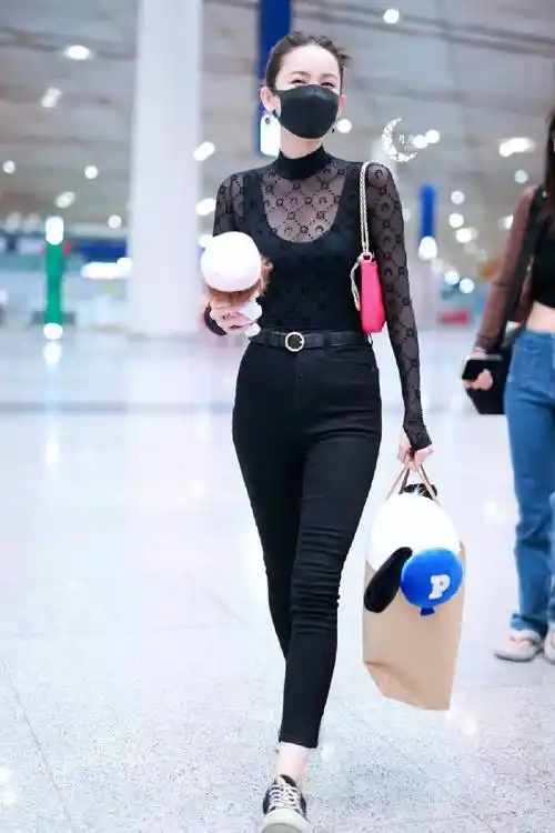 黑色的紧身裤穿在下半身也展现了古力娜扎的筷子腿,像这样一条黑色的