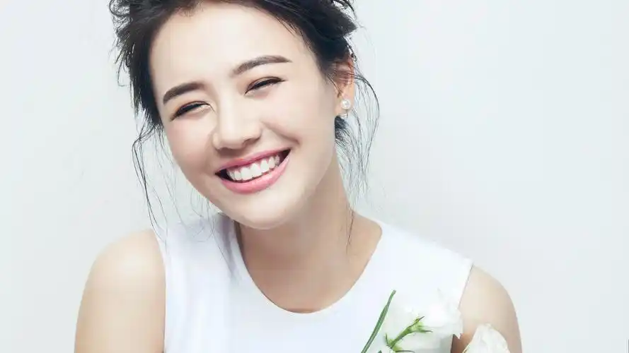 马思纯手持鲜花马笑容洋溢写真