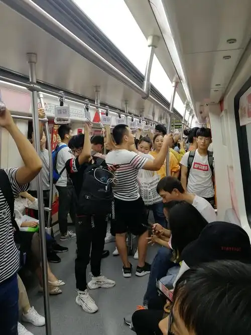 虽然是假期,好多人到外地旅游了,但地铁里人还是不少.