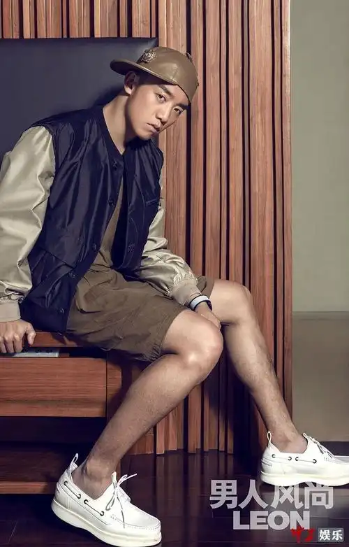 郑恺写真造型百变 穿休闲白色外套潮范十足