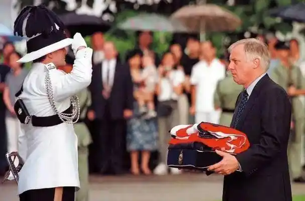 香港回归后,末代港督彭定康落寞回到英国,后来在英国诸事不顺