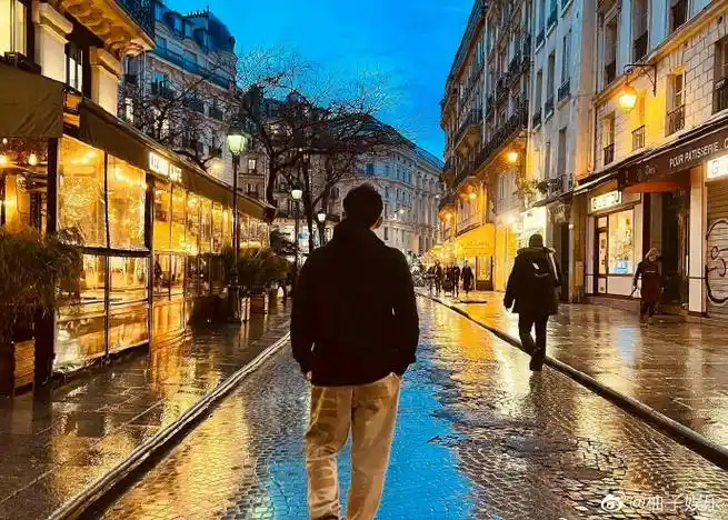 周杰伦巴黎街头随拍##周杰伦巴黎街头背影照
