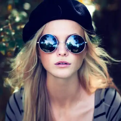 戴墨镜的美女图片