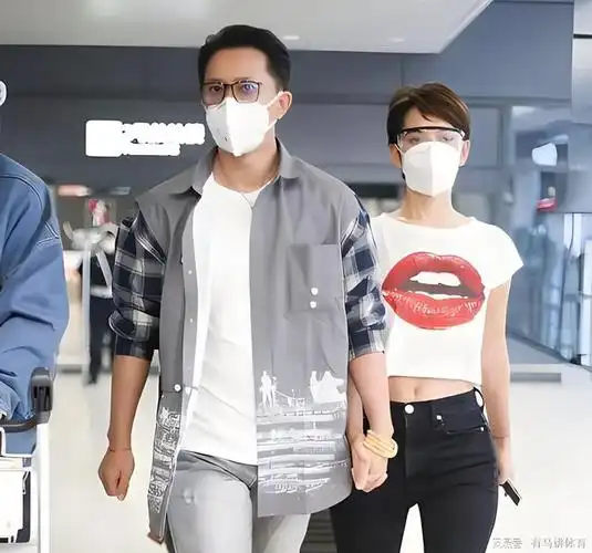 娱乐圈周冬雨被批赵丽颖与林更新绯闻贾静雯丈夫深夜打群架