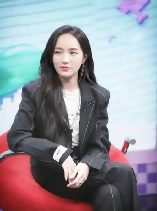 原创孟佳好敢穿搭配西装还露半个肩筷子腿又直又美