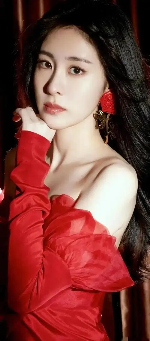 这一夜,张碧晨的旗袍高跟封神,诠释什么叫做"性感尤物"