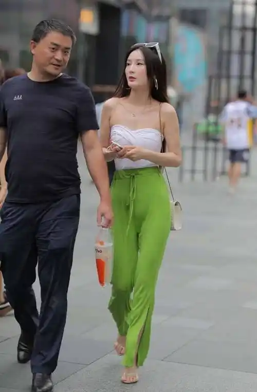 路人街拍,淡蓝色连衣裙融合了一字抹身材的设计,穿出女神魅力_穆勒