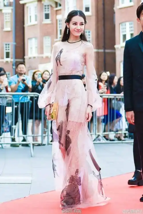 古力娜扎和唐嫣身高对比(据说她外貌靓丽碾压古力娜扎)(2)