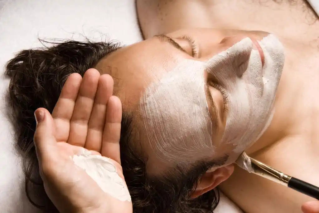 面部护理,男人放松和很好的面部乳液